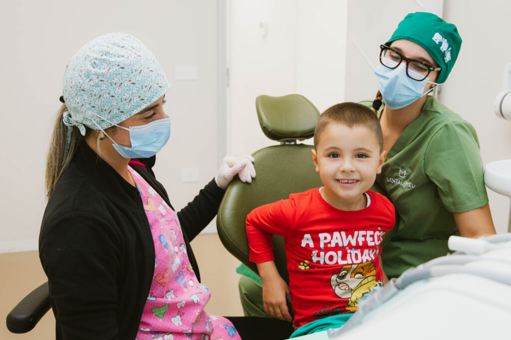 Trattamenti studio dentistico: bambino sorridente durante una visita di pedodonzia nello studio dentistico di Catanzaro.