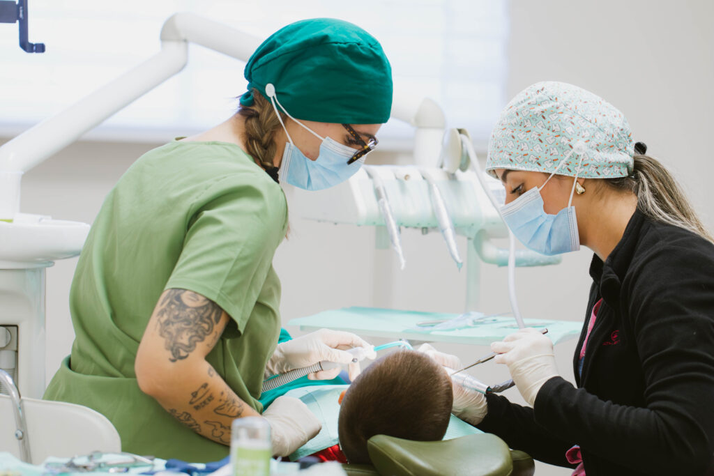 Endodonzia: dentista che esegue un trattamento canalare, parte dei trattamenti studio dentistico specialistici.